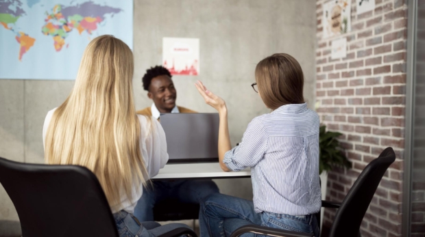 medium-shot-women-discussing-with-travel-agent (FILEminimizer)